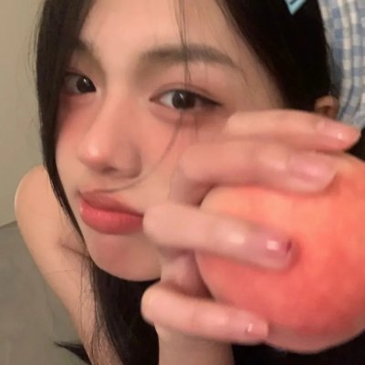 三个摩登女性海报